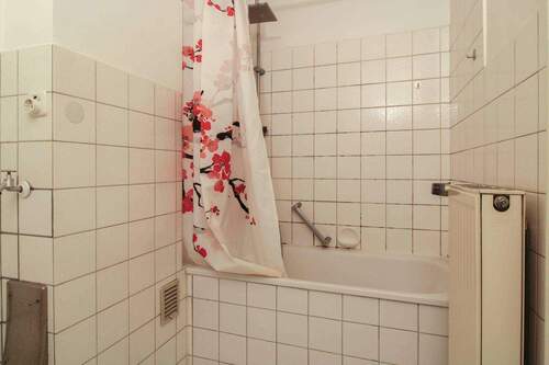Badezimmer mit Duschwanne - 