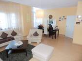 geräumiges Wohnzimmer 2 - LP Zentrum: Geräumige 2-Zi-Mietwohnung im 1. Obergeschoß, mit Garage !