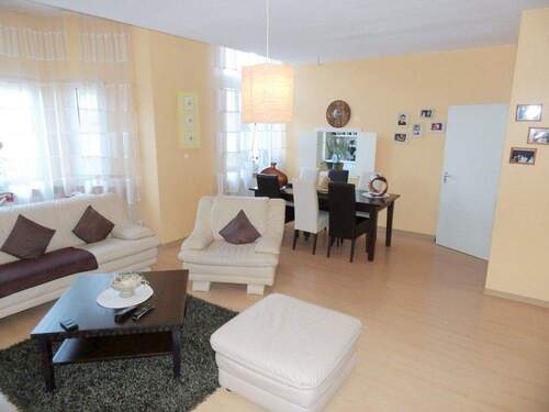 geräumiges Wohnzimmer 2 - LP Zentrum: Geräumige 2-Zi-Mietwohnung im 1. Obergeschoß, mit Garage !