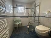 Badezimmer mit ebenerdiger Dusche - 