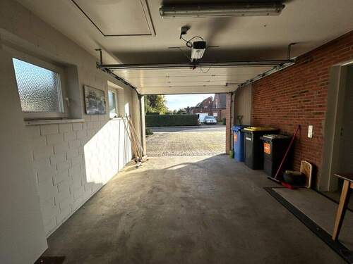 Garage mit elektrischen Garagentor - 
