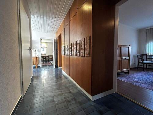 Flur mit Einbauschränken - 