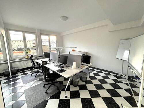 Großer Büroraum zur Rückseite - 