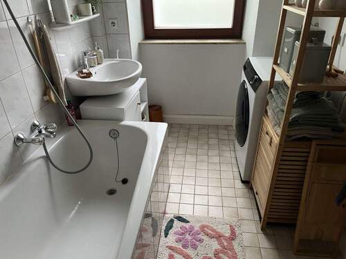 mit Badewanne, Waschmaschinenanschluss - 
