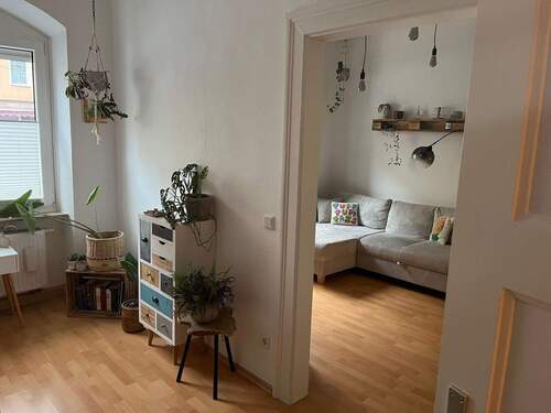 Blick vom Schlafzimmer in den Wohnbereich - Etagenwohnung mit 47,00 m² in Nürnberg zur Miete