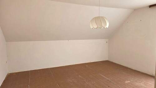 Wohnzimmer mit Zugang zum Balkon Dachgeschoss - 