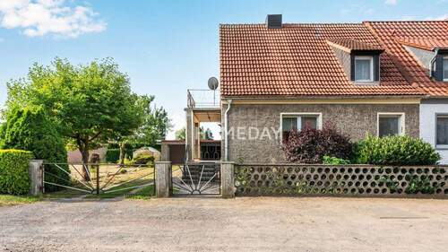 Außenansicht 1 - Familienfreundliche Doppelhaushälfte mit 5 Zimmern, Keller und schönem Garten