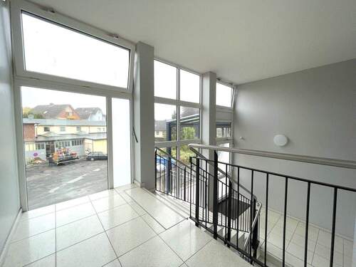 Gepflegtes Treppenhaus - 6 Zimmer Büro in Wedel