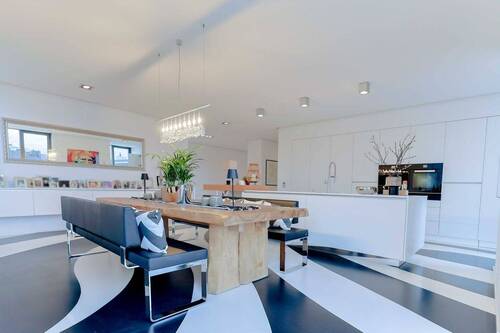 Essbereich und hochwertige Küche mit Kochinsel - 