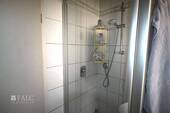 Badezimmer mit Dusche - 