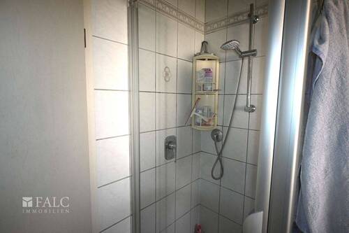Badezimmer mit Dusche - 
