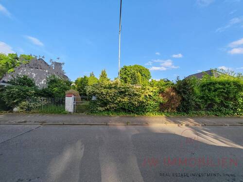 Straßen-Ansicht - Grundstück mit zwei Bungalows - Sanieren oder neu gestalten