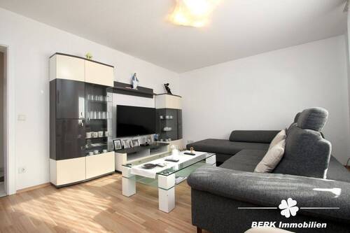 Wohnbereich - BERK Immobilien - Vermietete 3-Zimmer-Wohnung mit Stellplatz und Gartenanteil in zentraler Ortslage