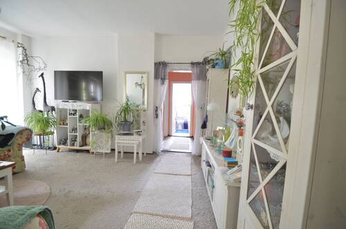 Blick in das geräumige Wohnzimmer - 