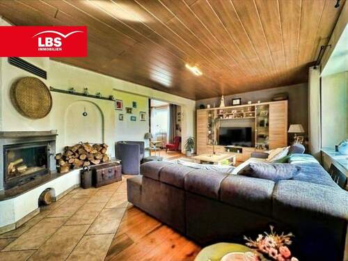 Wohnzimmer EG - Idylle & Raum: Teilsaniertes Ein-Zweifamilienhaus in kleiner Nachbarschaft