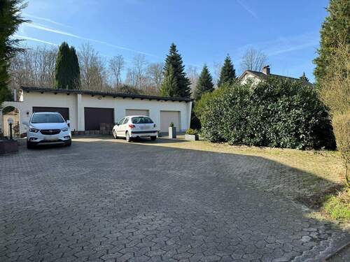 Pkw-Stellplätze - Mehrfamilienhaus, Wohnhaus mit 235,50 m&sup2; in Lage zum Kaufen