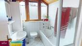 Tageslichtbad mit Wanne und Dusche - 