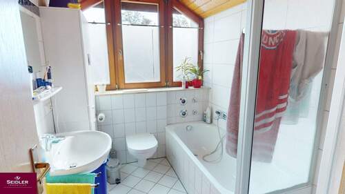 Tageslichtbad mit Wanne und Dusche - 