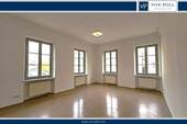 Wohnzimmer - Modernisierte 3-Zimmer-Stadtwohnung mit neuer Einbauküche