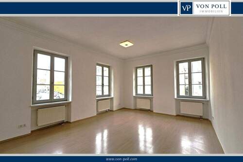 Wohnzimmer - Modernisierte 3-Zimmer-Stadtwohnung mit neuer Einbauküche
