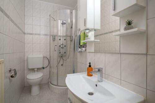 Stimmig geplantes Badezimmer - 