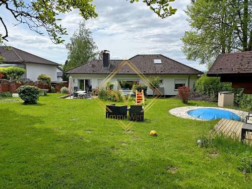 Gartenansicht - Einfamilienhaus mit ELW und Außenpool in idyllischer Waldrandlage von Fuldabrück-Dörnhagen.