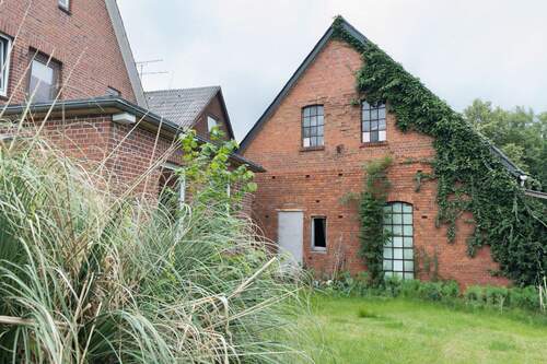 Hinteransicht vom Nebengebäude - 