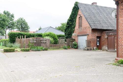 Stellfläche und Zugang zum Garten - 