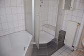 Apartmend Bad mit Dusche und Eckwanne - 