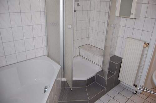 Apartmend Bad mit Dusche und Eckwanne - 