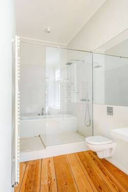 Bad mit Wanne und Regendusche - 