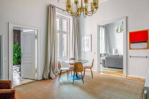 Wohnküche mit Zugang zum Wohnzimmer und einem weiteren Zimmer - 