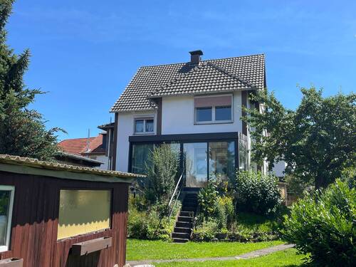 hintere Hausansicht Wintergarten - Charmantes Zweifamilienhaus in Calden-Obermeiser: großes Grundstück-Tierhaltung möglich