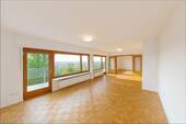 Wohnzimmer - Großzügige 6,5-Zimmer Maisonette-Wohnung mit Garage in Leimen
