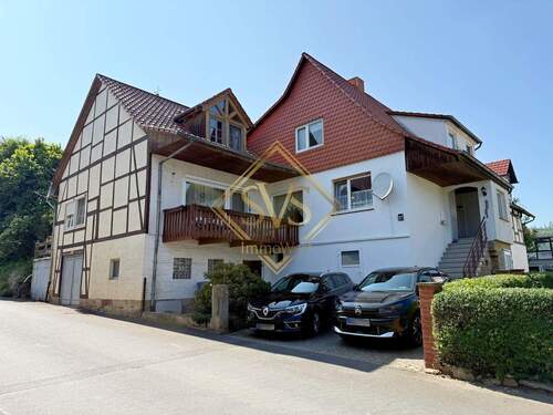 Straßenansicht - Ihr neues Zweifamilienhaus mit Garagen, Balkon und Wintergarten in Spangenberg-Pfieffe