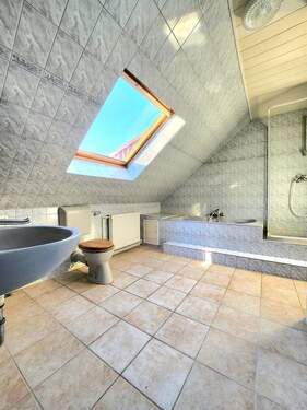 Vollbad mit Wanne und Dusche - 