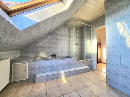 Vollbad mit Wanne und Dusche - 