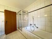 ...mit Dusche und Badewanne - 