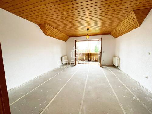 Das große Wohnzimmer mit Balkonzugang - 