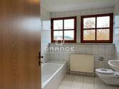 Das helle Badezimmer im 1.OG... - 