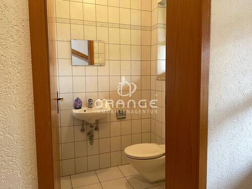 Rechts die Gästetoilette im EG - Mehrfamilienhaus, Wohnhaus mit 210,00 m² in Breitenbrunn zum Kaufen
