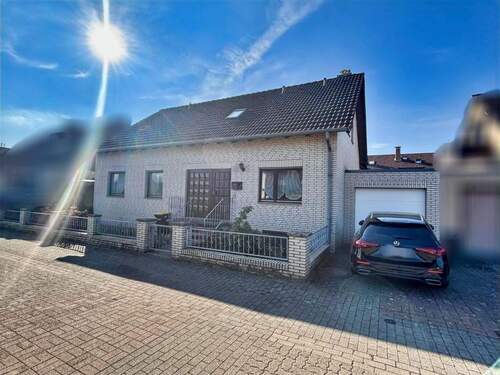 Hauseingang/Garage - 6 Zimmer Einfamilienhaus zum Kaufen in Isernhagen