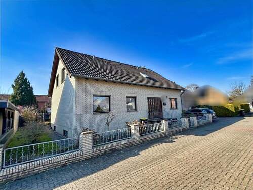 Ansicht von der Straße - 6 Zimmer Einfamilienhaus in Isernhagen