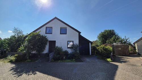 Vorderseite Haus - Ruhig gelegenes Einfamilienhaus mit Garten in Peine-Vöhrum - Zuhause mit Potenzial