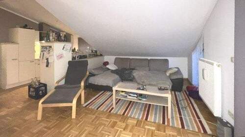 helles Wohnzimmer mit Balkonzugang - 