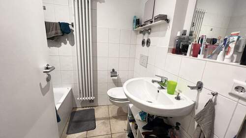 Badezimmer mit Dachfenster und Lüfter - 