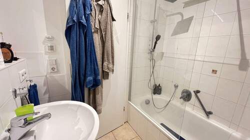Badezimmer mit Badewanne - 
