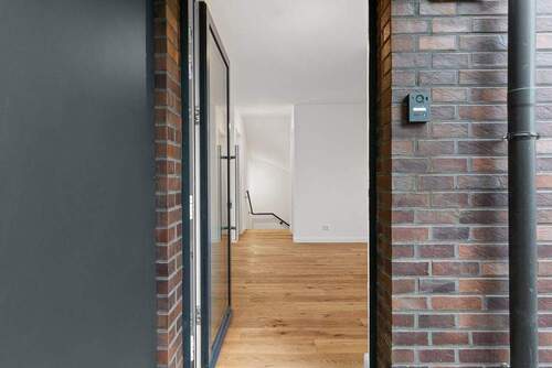 Geöffnete Eingangstür mit Blick in die Wohnung - 