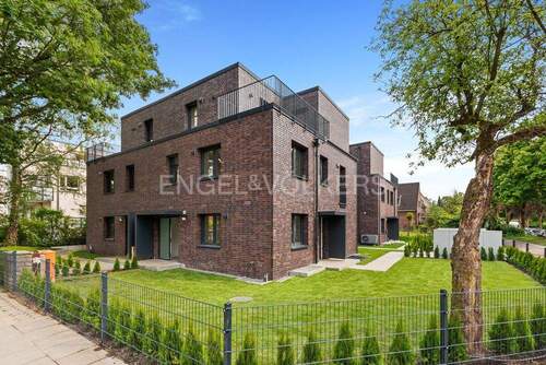 Blick von der Straße auf Grundstück und Wohnung - 