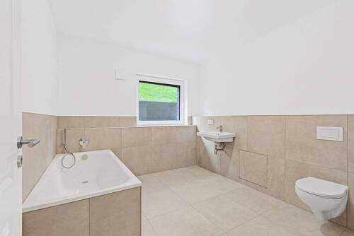 Wannenbad im Souterrain mit Tageslicht - 